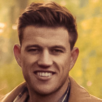 Portret van Jeroen Bakker, een ondernemer met een bril en baard